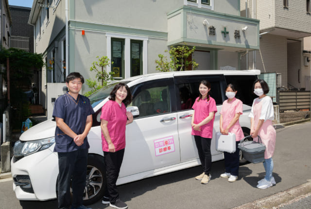 訪問診療の車とスタッフ