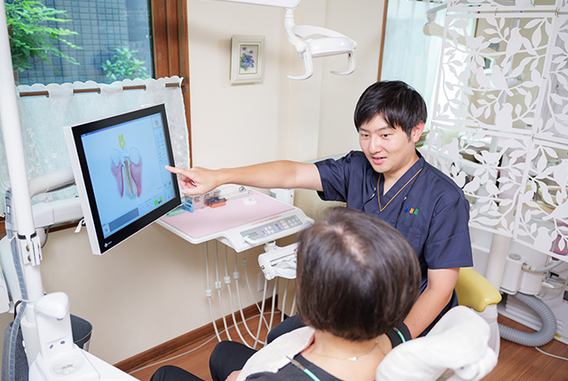 根管治療について説明する医師